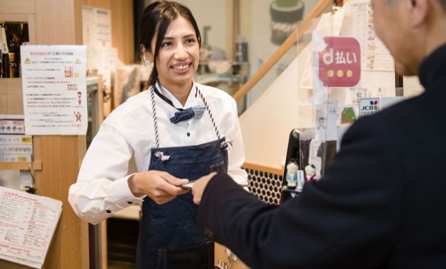 お会計をしているスタッフの写真