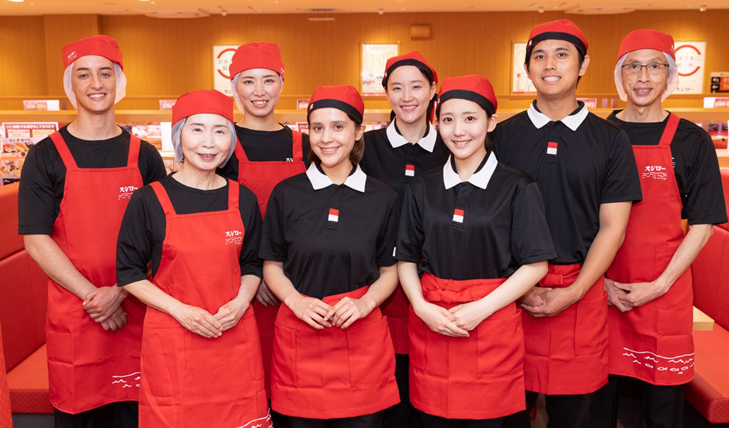 にこやかな表情のスタッフ8人の集合写真