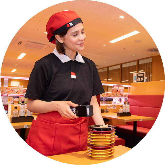 ホールスタッフがお皿を数える写真