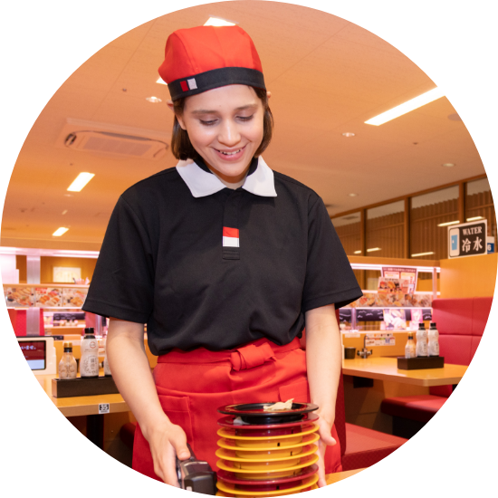 ホールでお皿を数えるスタッフの写真2