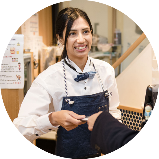 お客様にお釣りを渡しているスタッフの写真